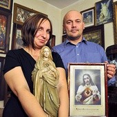 Beata i Jan Szczepkowscy na tle swej szczególnej kolekcji uratowanych obrazów i figur 