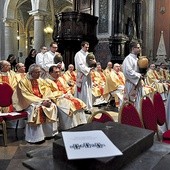  W katedrze zostały poświęcone oleje, a księża odnowili swoje przyrzeczenia 