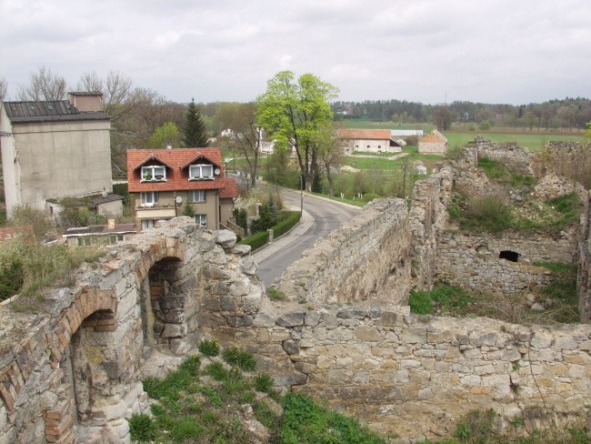 Runął mur w Nowogrodźcu