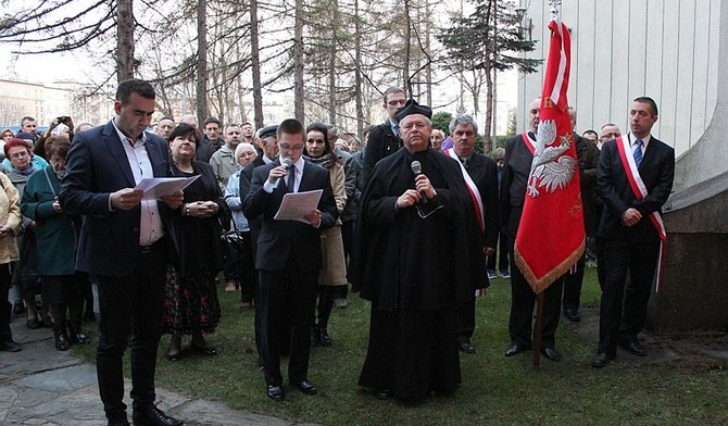Uczestnicy bielskich obchodów rocznicy katastrofy smoleńskiej modlili się za jej ofiary przed tablicą upamiętniającą tragedię z 10 kwietnia 2010 r.