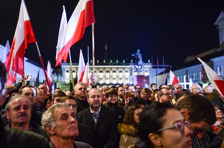 Tłumy na wieczornym Marszu Pamięci