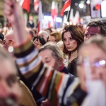 Tłumy na wieczornym Marszu Pamięci