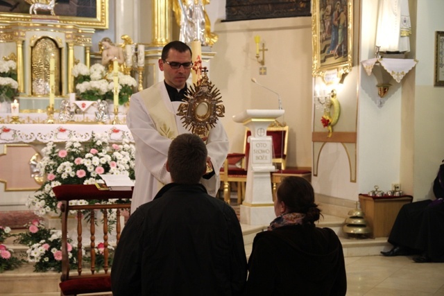 Wieczór uwielbienia Bożego Miłosierdzia w Zabrzegu