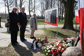 Od lewej Włodzimierz Fetliński, Maciej Małecki i Bartosz Fetliński przed tablicą upamiętniającą ofiary katastrofy smoleńskiej 