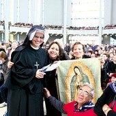  Pielgrzymi z Meksyku przywieźli ze sobą wizerunek Matki Bożej z Guadalupe. Po Łagiewnikach oprowadzała ich s. Gaudia ZMBM