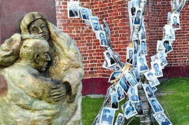  Krzyż katyński, złamana brzoza i 96 płonących pochodni w Przasnyszu były wymowną scenerią spotkania w rocznicę katastrofy smoleńskiej