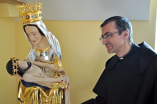  O. Piotr Męczyński przed odnowioną figurą Matki Bożej Bolesnej z Obór