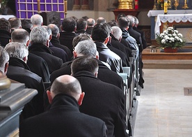  Tegoroczne diecezjalne dni skupienia dla kapłanów odbyły się w Skrzatuszu: dla proboszczów 9 kwietnia, dla wikariuszy 11 kwietnia. Wzięło w nich udział kilkuset kapłanów oraz biskupi