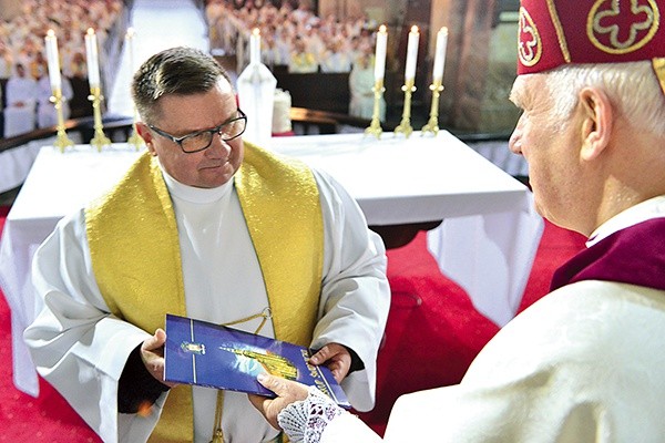  Ks. Marian Kujawski, proboszcz i duszpasterz rolników, przyjął gratulacje po nominacji na kapelana piłkarzy Górnika Wałbrzych