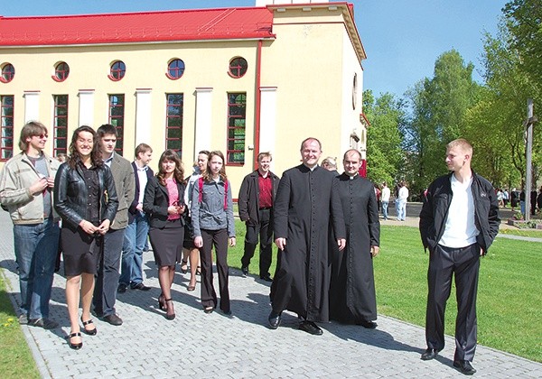  Młodzież z parafii w Nowej Wilejce ze swoim proboszczem ks. Wojciechem Górlickim