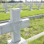  Na największym w diecezji cmentarzu wojskowym spoczywa prawie 3,5 tys. żołnierzy polskich poległych w bitwie nad Nysą Łużycką. Co czwarta mogiła jest bezimienna