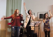  Wokalistki (od lewej): Katarzyna Bogusz, Agnieszka Musiał i Agnieszka Damrych podczas śpiewania nie szczędziły spontanicznych gestów euforii