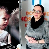   Sylwia Sikorska-Stach przy wejściu do hospicjum domowego dla dzieci