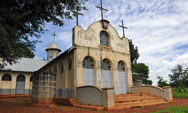 Polski kościół w wiosce Nyabyea obok Masindi, wybudowany w 1943 roku, przypomina o 4 tysiącach Polaków, którzy mieszkali w okolicy  w latach 1942–1949 