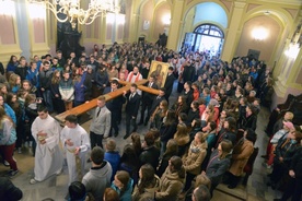 Młodzi wprowadzają symbole ŚDM do kościoła w Jedlińsku