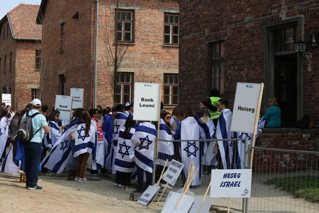 Młodzi uczestnicy Marszu Żywych w Auschwitz I