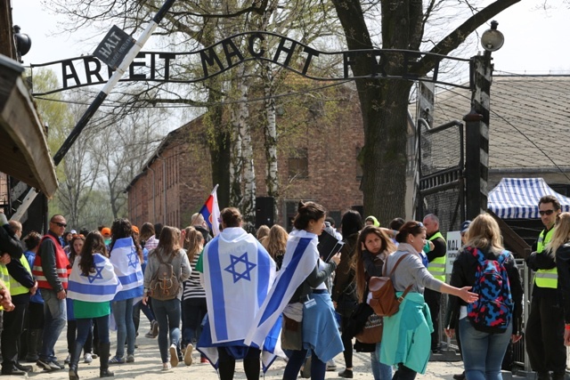 Młodzi uczestnicy Marszu Żywych w Auschwitz I