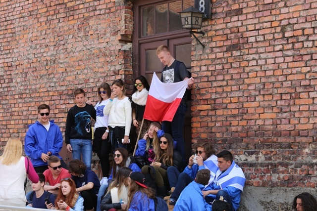 Młodzi uczestnicy Marszu Żywych w Auschwitz I