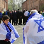 Młodzi uczestnicy Marszu Żywych w Auschwitz I