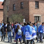 Młodzi uczestnicy Marszu Żywych w Auschwitz I