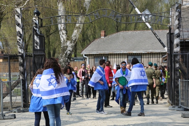 Młodzi uczestnicy Marszu Żywych w Auschwitz I