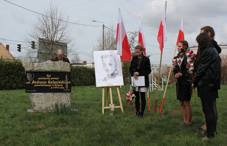 Dąb pamięci płk. Andrzeja Hałacińskiego ma 5 lat