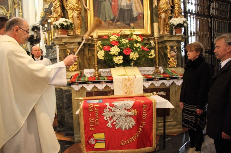 Ks. Wiesław Skonieczny święci sztandar łowickiego koła pszczelarzy. Obok Agnieszka Krajewska i Krzysztof Jan Kaliński