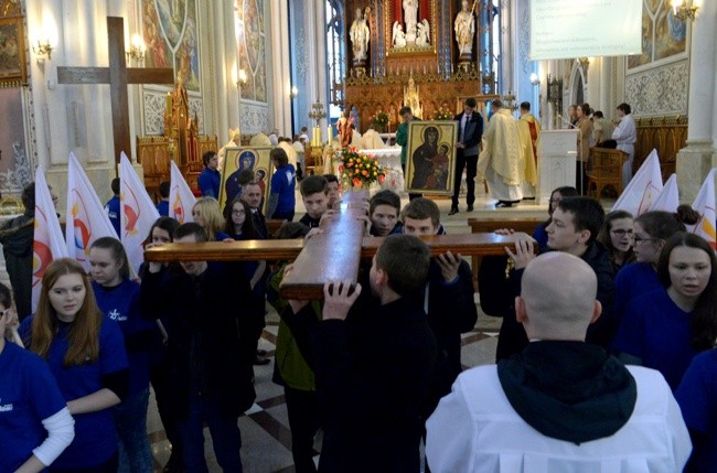 Pożegnanie symboli ŚDM w radomskiej katedrze