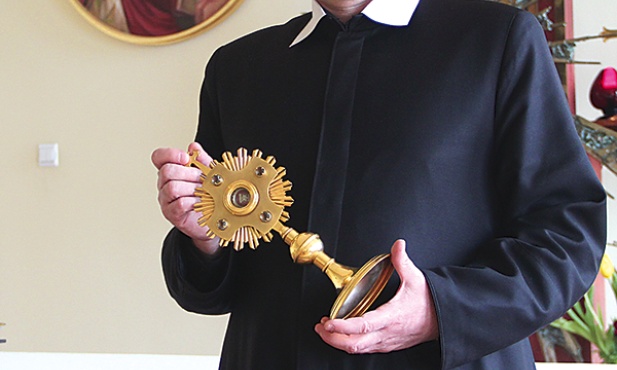  Ks. Mirosław Prasek z relikwiami św. Filipa Neri 