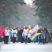 Procesja z krzyżem i maryjną ikoną do sanktuarium Krzyża Świętego