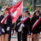  Wszyscy, idąc za sztandarem szkoły, udali się do kościoła 