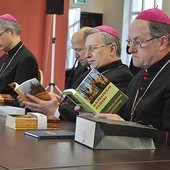  Dostojnicy na spotkaniu w Młodzieżowym Centrum Edukacyjno- -Wychowawczym „Studnia” 