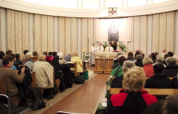 Pielgrzymi z Apostolstwa Dobrej Śmierci podczas 50. nocnego czuwania w kaplicy św. Faustyny w Łagiewnikach