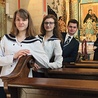 Od lewej Marianna, Gabriela  i Kacper. Za nimi s. Olga.  W tle obraz Matki Bożej od Wykupu Niewolników