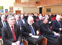  W sesji wzięło udział wielu lokalnych polityków. Z lewej starosta  Roman Łucarz