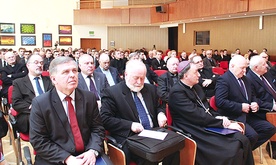  W sesji wzięło udział wielu lokalnych polityków. Z lewej starosta  Roman Łucarz