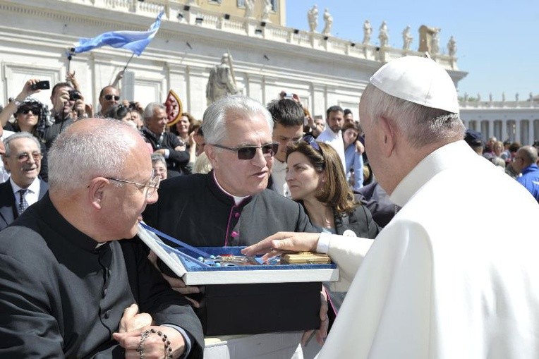 Papież pobłogosławił piekarskie korony