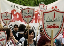 Pracownicy szkolnictwa protestują przed KPRM