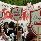 Pracownicy szkolnictwa protestują przed KPRM