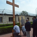 Więzniowie przy symbolach ŚDM