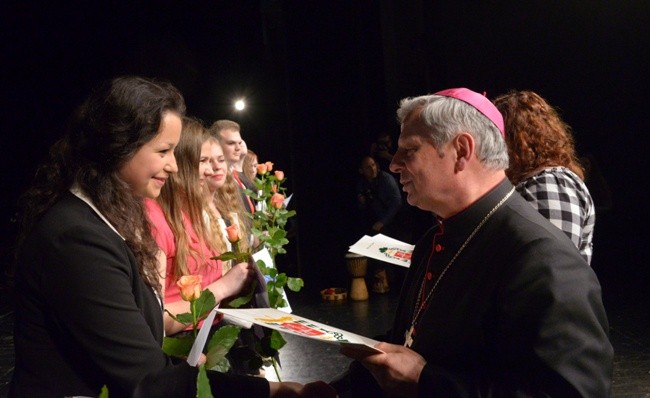 Dyplom i gratulacje od bp. Henryka Tomasika odbiera Klaudia Czerwonka