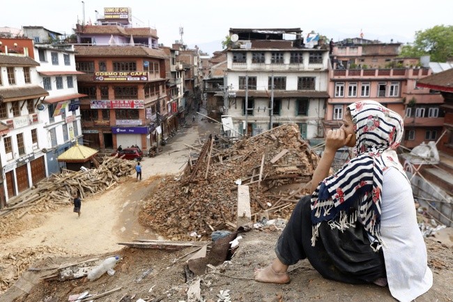 Nepal: Szabrownicy na gruzach
