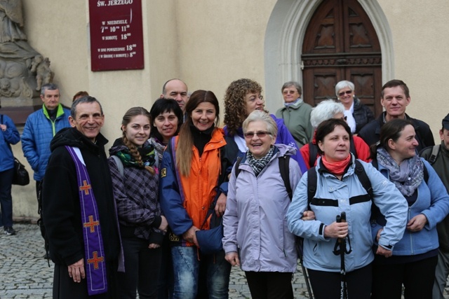 Pielgrzymi z Cieszyna w drodze do Łagiewnik