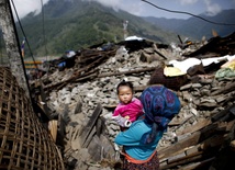 Już ponad 7 tysięcy ofiar w Nepalu