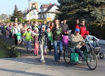 Słońce świeci od rana pielgrzymom zmierzającym z Mogilan do celu - do Łagiewnik