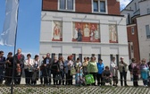 Piesi pielgrzymi w centrum Jana Pawła II