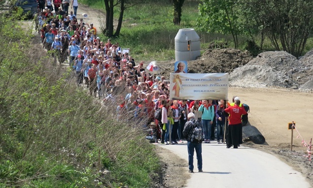 Piesi pielgrzymi w centrum Jana Pawła II