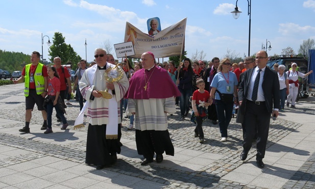 Piesi pielgrzymi w centrum Jana Pawła II