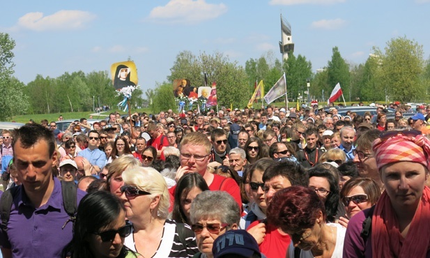 Piesi pielgrzymi w centrum Jana Pawła II