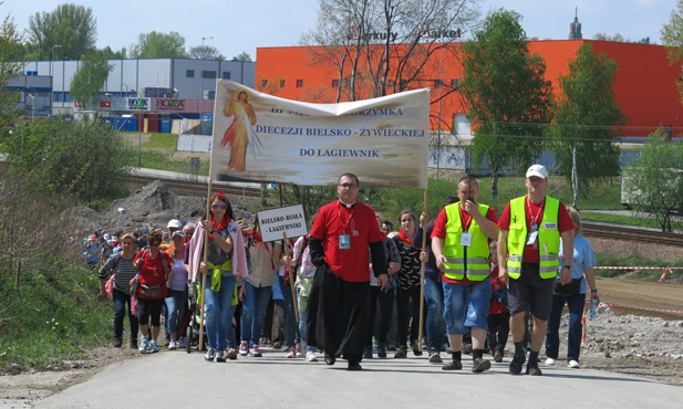 Pielgrzymi w domu świętego